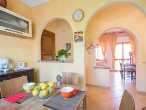 kuchnia i jadalnia ze stołem z owocami w obiekcie Apartment Il Litorale by Interhome w mieście Forte dei Marmi