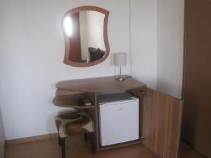 ゴールデン・サンズにあるGuest House Palmaのバスルーム(木製の洗面台、鏡付)