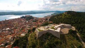 una vista aérea de una ciudad y un cuerpo de agua en Apartments Martinović, en Zaton
