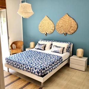 a bedroom with a blue wall and a bed at Salento Sunset House in Pulsano