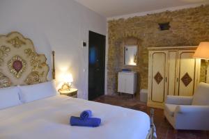 - une chambre dotée d'un grand lit avec un ruban bleu dans l'établissement Exus Natur - Adults Only, à Fontclara