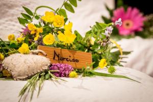 un ramo de flores con un cartel que diga marqués en Hotel La Sorgente, en Tesero