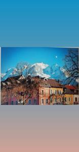 une photo d'une ville avec une montagne en arrière-plan dans l'établissement Studio Duplex Place de la Grenette, à Sallanches