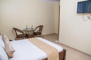 TV a/nebo společenská místnost v ubytování Delfirm Hotel