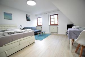 een slaapkamer met een bed en een woonkamer bij City Apartment - Old Main Bridge, own garage parking space in Würzburg