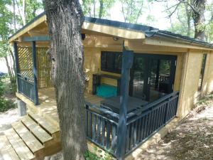 una cabina nel bosco con un albero di DES BRANCHES & VOUS a Châteauneuf-sur-Isère