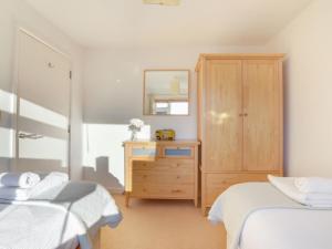 クロイドにあるHoliday Home Bamboo by Interhomeのベッドルーム1室(ベッド2台、ドレッサー、鏡付)
