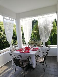 カランバカにあるMeteora best view villaの白いテーブルと椅子