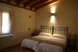 a bedroom with two beds and a window at Santa Brigida - Real 1 in Hontanas