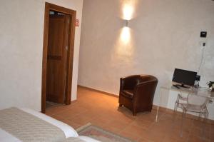 a bedroom with a bed and a desk and a chair at Santa Brigida - Real 1 in Hontanas