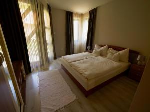 Postel nebo postele na pokoji v ubytování Rubin Apartman Zalakaros