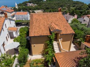 una vista aérea de una casa con techos de teja naranja en Apartman Anamarija, en Mali Lošinj