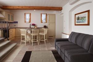 a living room with a couch and a kitchen at Agriturismo Le Pianore in Montespertoli