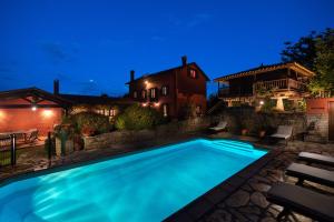 una piscina en un patio trasero por la noche en Casa de Aldea con Piscina Calefactada, en Villaviciosa