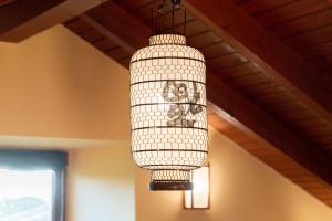 una lámpara de araña colgando del techo de una habitación en Casa de Aldea con Piscina Calefactada en Villaviciosa