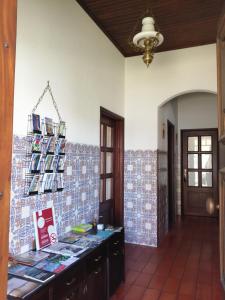 Habitación con azulejos azules y blancos en la pared en Casa dos Pingos de Mel, en Aveiro