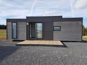 a small house sitting on top of a gravel lot at Village Guerzaille in Saint-Caradec