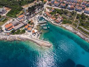 una vista aerea su un porto turistico su una spiaggia di Apartman Anamarija a Mali Lošinj (Lussinpiccolo)