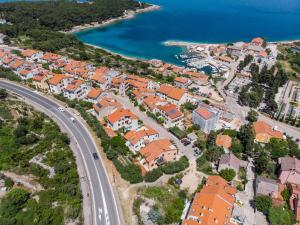 una vista aerea di una città vicino a una strada di Apartman Anamarija a Mali Lošinj (Lussinpiccolo)