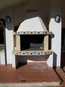 un forno per pizza all'aperto con piastrelle di Villa Linda Bed And Breakfast a Sulmona