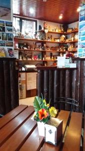 um quarto com uma mesa com um vaso de flores em Country House Alfarim em Alfarim