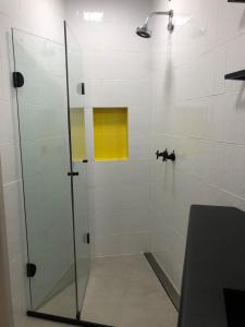 Um banheiro em Artsy Vitoria Hostel