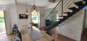 een eetkamer met een tafel en een bakstenen muur bij Apartments Sunny Estate in Zaton