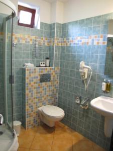 Kylpyhuone majoituspaikassa Grand Hotel Senica, Garni
