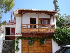 una casa con un balcone in cima di Willkommen im Paradies - Welcome in Paradise - Bienvenidos al paraíso a La Matanza de Acentejo