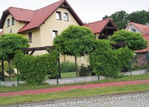 Vonkajšia záhrada v ubytovaní Willa AXLA z werandą ogrodem i parkingiem