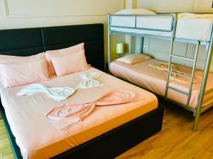 Katil atau katil-katil dalam bilik di Hotel Golden