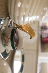 una tazza di caffè appesa a un gancio di Lír B&B a Multyfarnham
