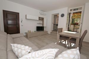 een woonkamer met een bank en een tafel bij Appartamenti Via Garibaldi in Bellagio