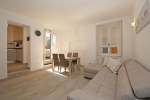 een woonkamer met een bank en een tafel bij Appartamenti Via Garibaldi in Bellagio