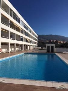 una gran piscina frente a un edificio en El Ancla - El Mar y La Playa, en Callao Salvaje