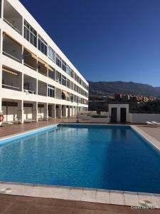 a large swimming pool in front of a building at El Ancla - El Mar y La Playa in Callao Salvaje