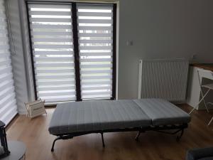 a room with a bench in front of two large windows at Nałęczowski Horyzont in Nałęczów