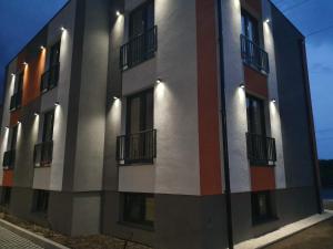 un edificio de apartamentos con rayas coloridas en el costado en VILLA 17 Noclegi en Płock