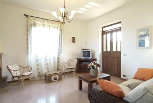 ein Wohnzimmer mit einem Sofa und einem Tisch in der Unterkunft The Sea View Mountain Apartment in Fasano