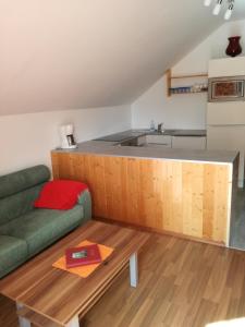 sala de estar con sofá y mesa en Fuchsbauernhof, en Palfau