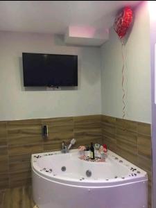 Televisyen dan/atau pusat hiburan di Hotel Golden