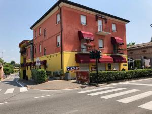 a building on the corner of a street with a traffic light at Irides rooms in Lazise