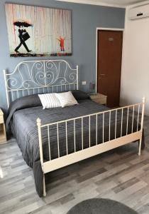 Postel nebo postele na pokoji v ubytování IRIDES ROOMS a un passo dai Parchi Divertimento