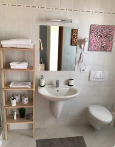 Koupelna v ubytování IRIDES ROOMS a un passo dai Parchi Divertimento