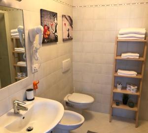 Koupelna v ubytování IRIDES ROOMS a un passo dai Parchi Divertimento