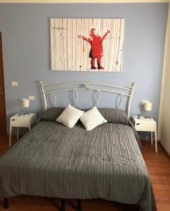 Postel nebo postele na pokoji v ubytování IRIDES ROOMS a un passo dai Parchi Divertimento