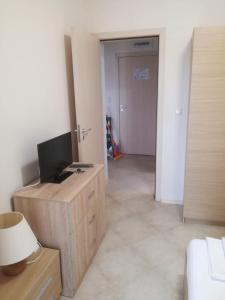 Televízia a/alebo spoločenská miestnosť v ubytovaní Private apartment in Emberli Aparthotel