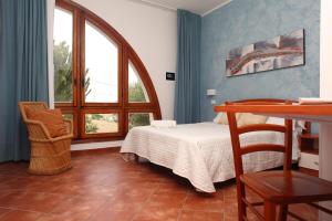 1 dormitorio con cama y ventana en Country Villa San Vito Bay, en San Vito lo Capo