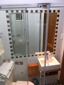 W łazience znajduje się prysznic, toaleta i umywalka. w obiekcie Tralkan B&B w mieście Santiago