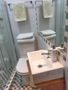 uma casa de banho com um lavatório e um WC em Tralkan B&B em Santiago